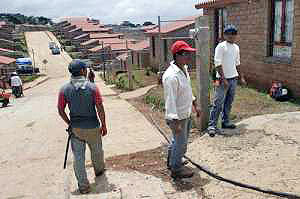 Ci-dessus: Travaux dans la “ville rurale” (ciudad rural) de Nuevo Juan Grijalva © zapateando.wordpress.com