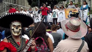Manifestation en faveur d'Ayotzinapa dans la ville de Mexico, août 2015 © SIPAZ