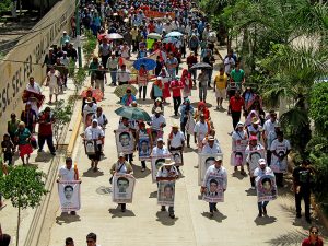 “Moveremos montañas para alcanzar la justicia y la verdad”, manta en el marco del Aniversario del Centro de Derechos Humanos de la Montaña Tlachinollan, Tlapa de Comomfort © SIPAZ