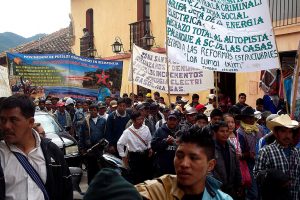 Pèlerinage du Mouvement en la défense de la vie et du territoire à l'entrée de San Cristobal, le 25 novembre 2016 © SIPAZ