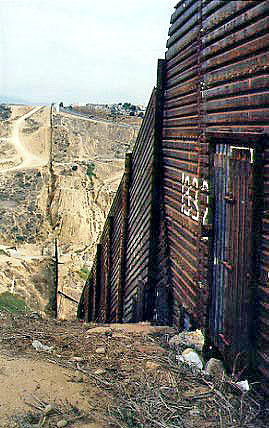 Border fence between Tijuana and San Diego (commons.wikimedia.org)