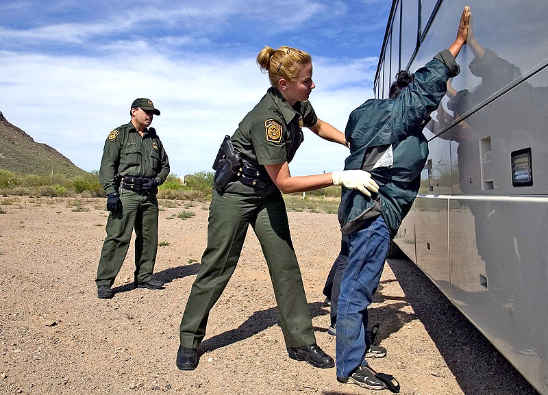 Agente de la Border Patrol detiene a un migrante indocumentado (sitio Web de la US Customs and Border Protection www.cbp.gov)