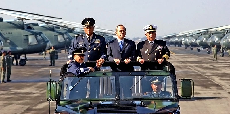 Calderon lors d’une cérémonie officielle avec l’armée © Mexique, Présidence de la République