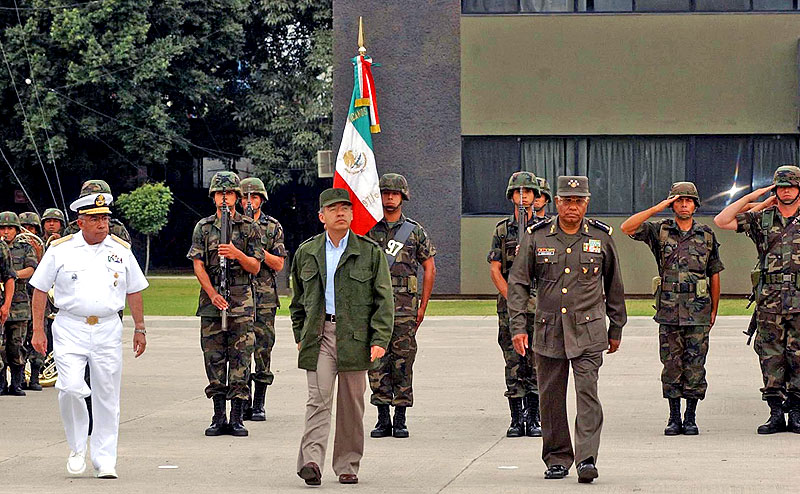Calderon in einer offiziellen Zeremonie mit der Armee © Mexiko, Präsidentschaft der Republik