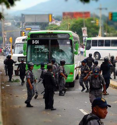 Police and bus blocked the street © Oaxaca en Pie de Lucha