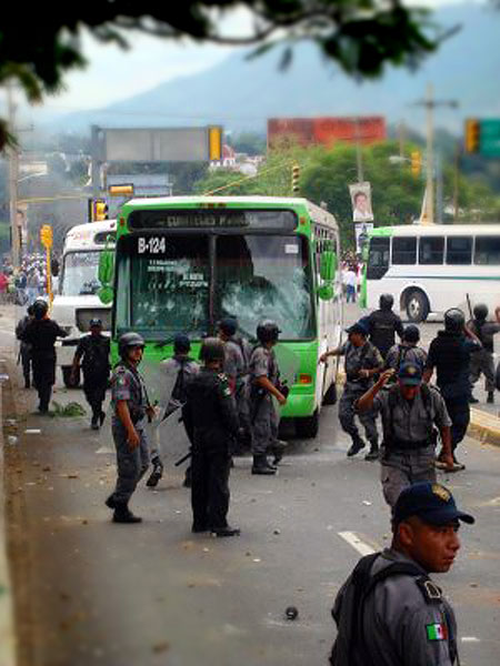 Policia y autobuses bloqueados en la calle © Oaxaca en Pie de Lucha