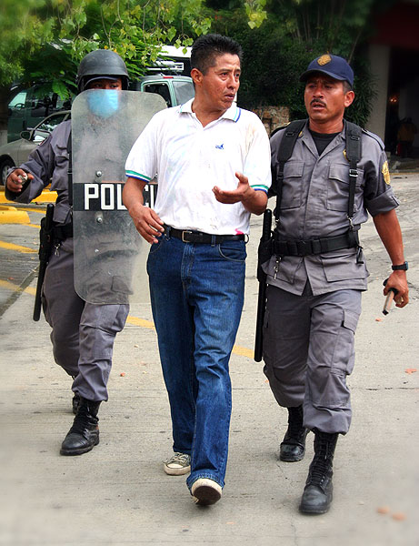 Emeterio Marino Cruz, detaines by two policemen © Difusión Emeterio Marino Cruz