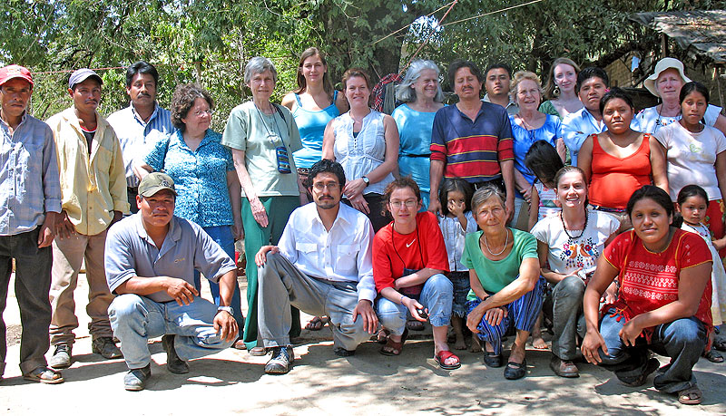 Foto de la delegación con integrantes de la OPIM (Organización del Pueblo Indígena Me Phaa)