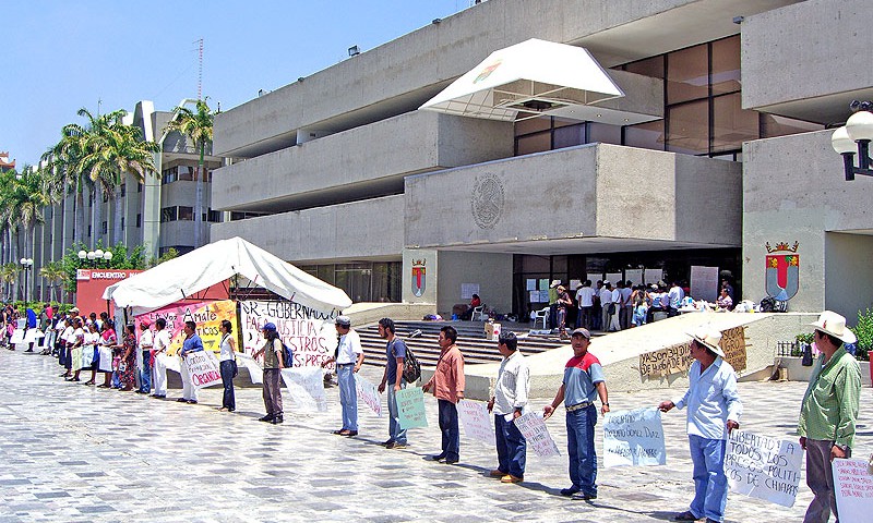 Plantón de familiares de presos políticos frente al Palacio de Gobierno, en Tuxtla Gutiérrez