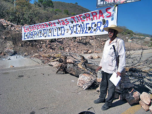 The sit-in strike of the community members of Carrizalillo in protest of the mining company © CDH Tlachinollan