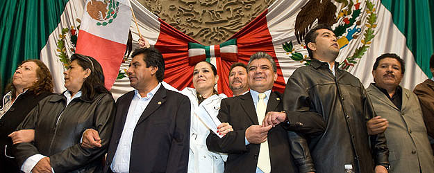 Mexican opposition congress members celebrate the approval of the energy reform initiative © La Jornada