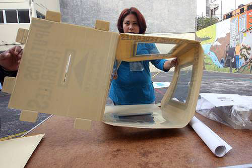 LA JORNADA: Putting together a ballot box on a calmer Sunday than expected © José Antonio López