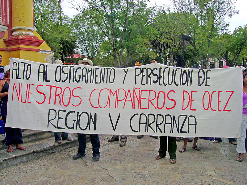 Manifestation de la OCEZ-RC à San Cristóbal de Las Casas, octobre 2009 : « Halte au harcèlement et à la persécution de nos compañeros de la OCEZ-RC » © SIPAZ