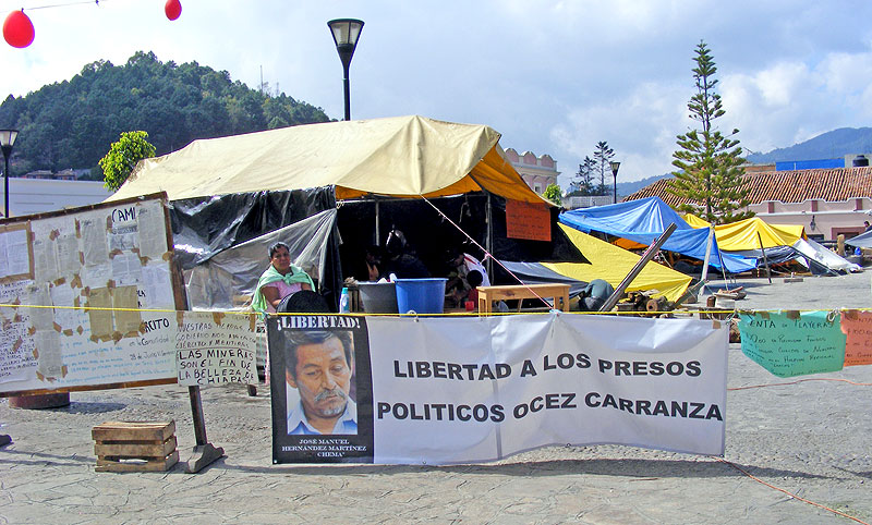 Plantón de la OCEZ-RC en la plaza Catedral, San Cristóbal de Las Casas © SIPAZ