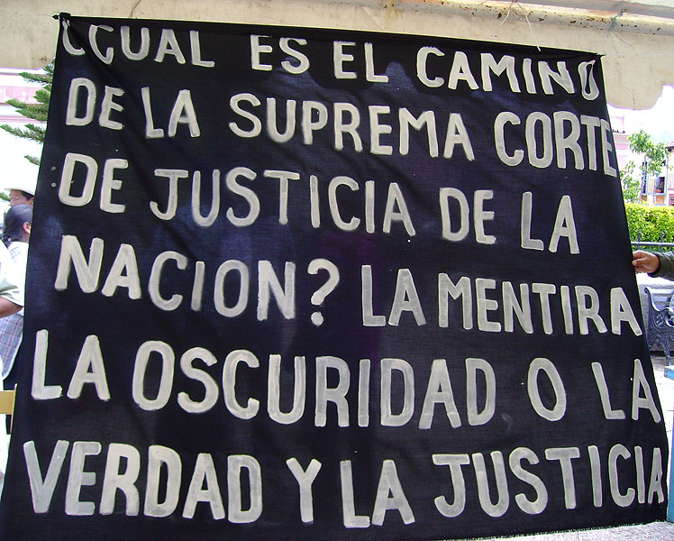 Banderole de la manifestation à l’encontre de la décision de la SCJN dans le cas Acteal : « Quelle est la voie choisie par la Cour Suprême de Justice de la Nation ? Le mensonge et l’obscurité ou la vérité et la justice ? » © SIPAZ