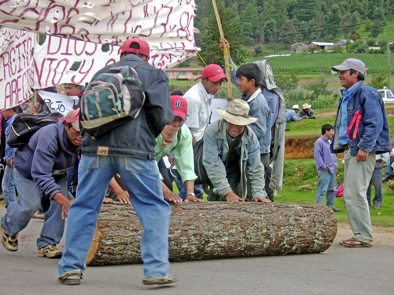 Roadblock to demand the cancellation of the highway from San Cristóbal to Palenque © SIPAZ