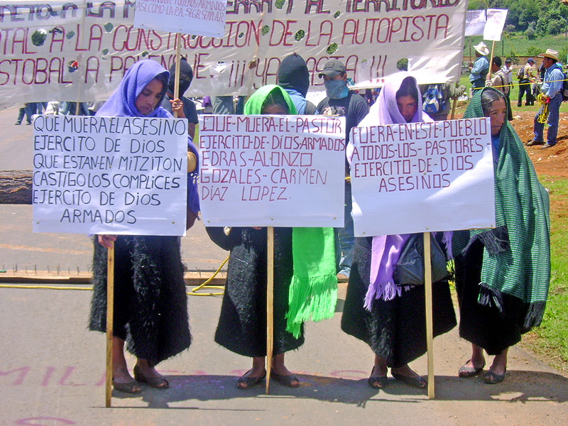 Roadblock to demand the cancellation of the highway from San Cristóbal to Palenque © SIPAZ