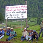 Bloqueo de carretera en oposición a la construcción de la autopista entre San Cristóbal de Las Casas y Palenque © SIPAZ