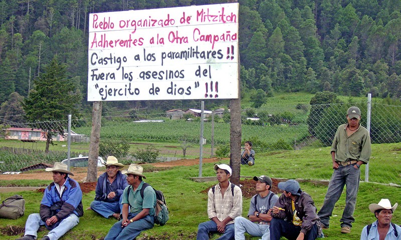 Blocage de route en opposition à la construction de l’autoroute entre San Cristóbal et Palenque :« Le peuple organisé de Mitzitón, adhérent à L’Autre Campagne. Sanction pour les paramilitaires ! Les assassins de l’Armée de Dieu, dehors ! » © SIPAZ