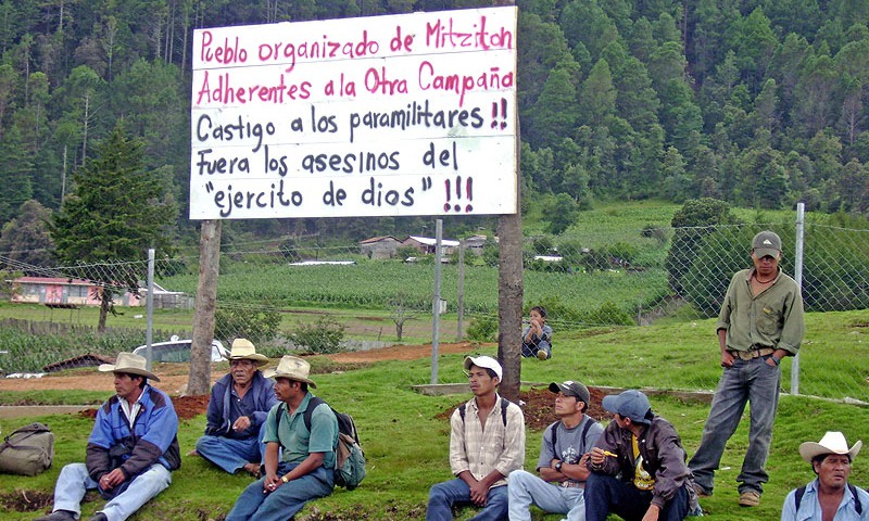 Bloqueo de carretera en oposición a la construcción de la autopista entre San Cristóbal de Las Casas y Palenque © SIPAZ