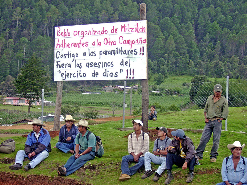 Bloqueo de carretera en oposición a la construcción de la autopista  entre San Cristóbal de Las Casas y Palenque © SIPAZ