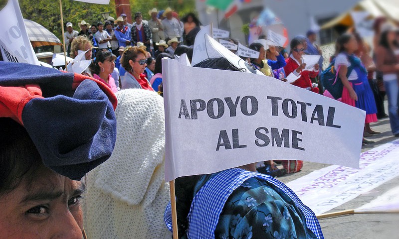 Expresión de solidaridad al SME en marcha de mujeres en San Cristóbal (25 de noviembre) © SIPAZ