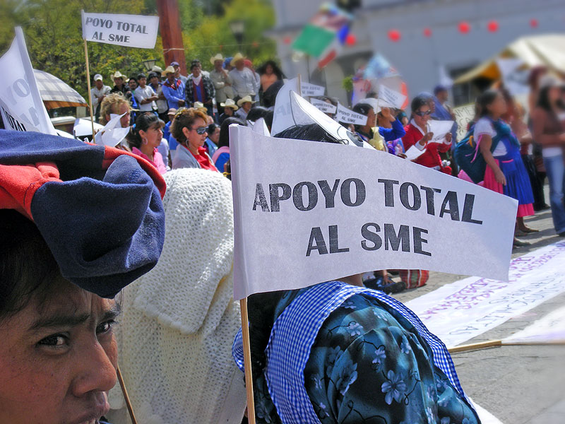 Expresión de solidaridad al SME en  marcha de mujeres en San Cristóbal  (25 de noviembre) © SIPAZ