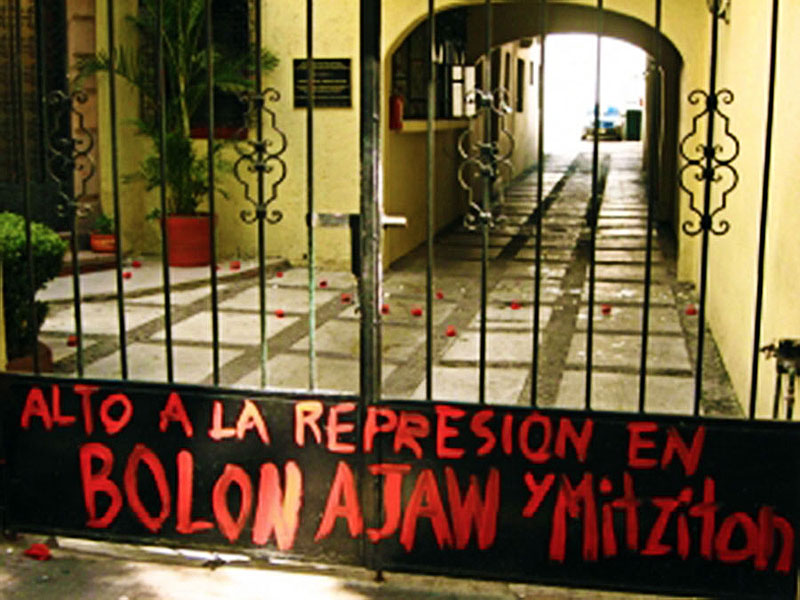 Protest by adherents to the Other Campaign in front of the Chiapas governmental house in the City of México © Red MyC zapatista