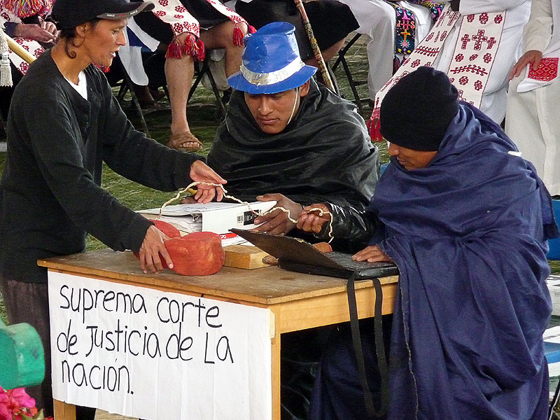 Pièce de théâtre à Acteal en décembre 2009 dénonçant le rôle joué par la Cour Suprême de l'(IN-)justice © SIPAZ