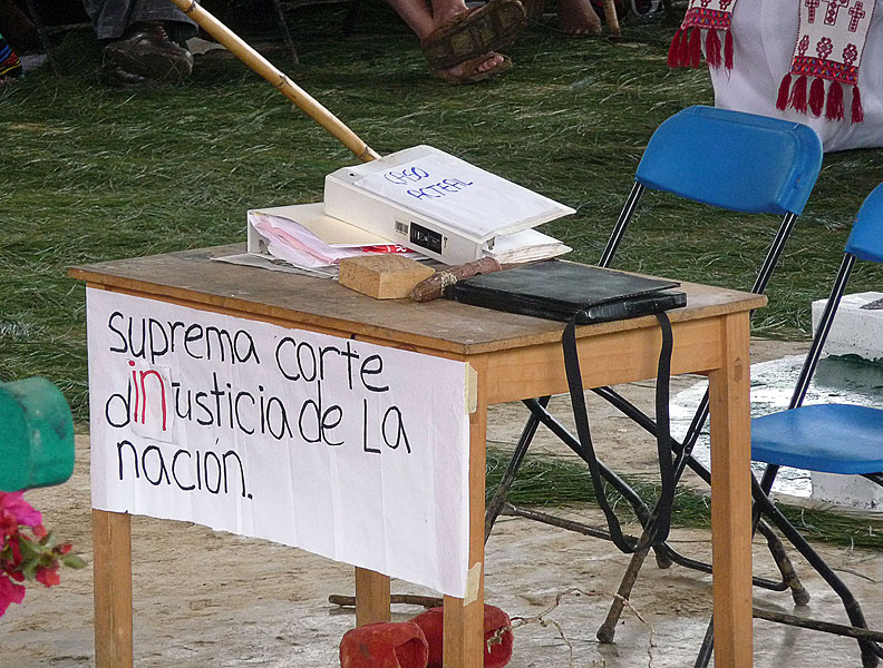 Pièce de théâtre à Acteal en décembre 2009 dénonçant le rôle joué par la Cour Suprême de l'(IN-)justice © SIPAZ