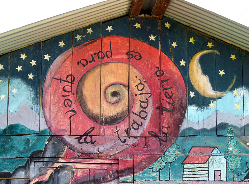 Mural en territorios zapatistas: "La tierra es para quien la trabaja" © SIPAZ