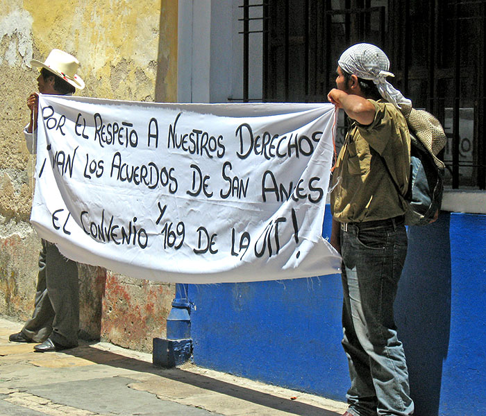 Banner in a protest against high-electricity prices: “Long life to the San Andrés Accords and the ILO’s Convention 169!” © SIPAZ