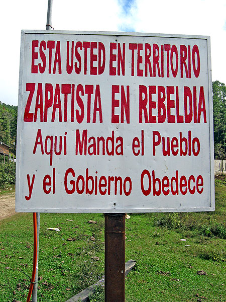 Letrero en territorio zapatista “Está Usted en territorio zapatista rebelde: aquí manda el pueblo y el gobierno obedece” © SIPAZ