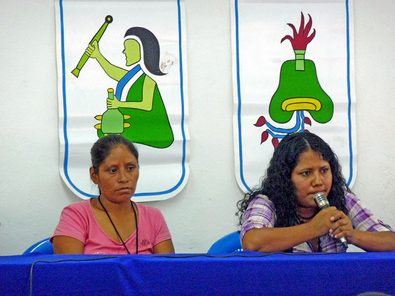 Inés Fernández et Valentina Rosendo lors du 16ème anniversaire de Tlachinollan en juillet 2010 © SIPAZ