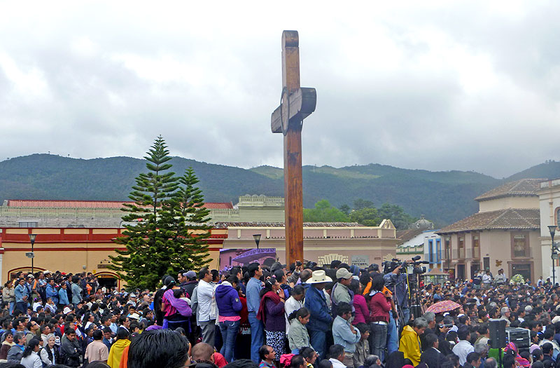 Entierro de Don Samuel Ruiz Garcia, Plaza de la Paz, San Cristóbal de Las Casas, 26 de enero de 2011 © SIPAZ