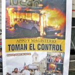 Primera plana de periódico en septiembre de 2006 “APPO y magisterio toman el control; Oaxaca, toque de queda” © SIPAZ, archivo
