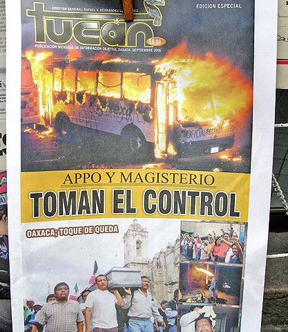 Primera plana de periódico en septiembre de 2006 “APPO y magisterio toman el control; Oaxaca, toque de queda” © SIPAZ, archivo