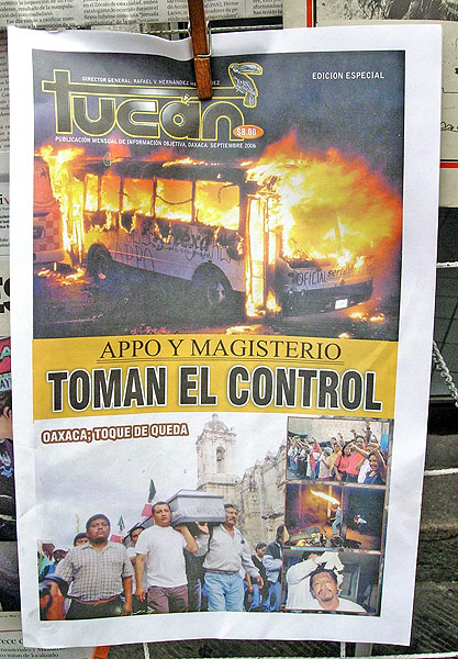 Primera plana de periódico en septiembre de 2006 “APPO y magisterio toman el control; Oaxaca, toque de queda” © SIPAZ, archivo