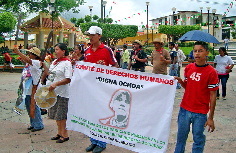  Transparent des Menschenrechtszentrums Digna Ochoa, „Für die Verteidigung der Menschenrechte in den verwundbarsten Ecken unserer Gesellschaft, Tonalá, Chiapas, México © lavozdelanahuac