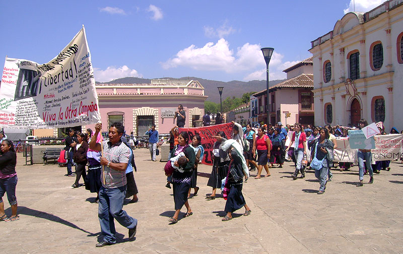 8 March, International Women’s Day, Las Abejas in front of the military base © SIPAZ