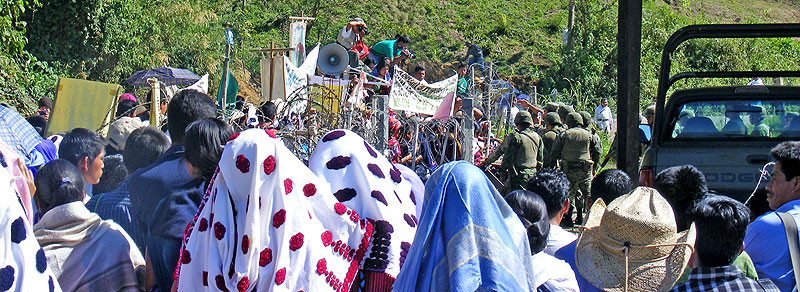 8 de Marzo, Día internacional de la Mujer, Las Abejas en frente de la base militar © SIPAZ