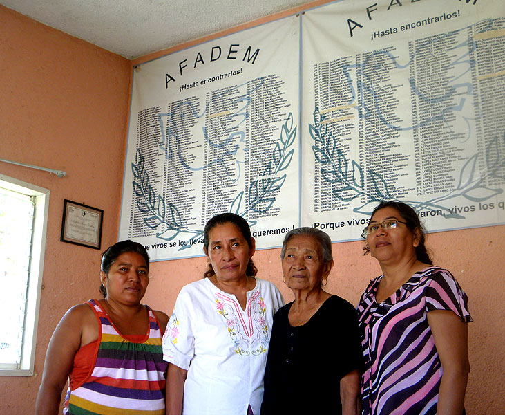 Tita Radilla et des membres de l’Association des familles de détenus et disparus au Mexique (AFADEM), Février 2011 © SIPAZ