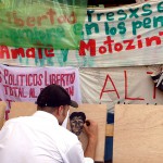 Darles rostro y voz a l@s pres@s en huelga de hambre: actividad en el plantón de familiares, San Cristóbal de Las Casas, octubre de 2011 © SIPAZ