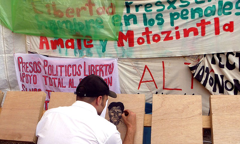 Donner un visage et une voix aux prisonnier(e)s en grève de la faim: activité au sit-in des familles, San Cristobal de Las Casas, octobre 2011 © SIPAZ