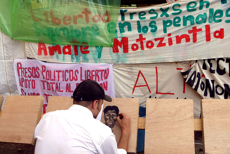 Darles rostro y voz a l@s pres@s en huelga de hambre: actividad en el plantón de familiares, San Cristóbal de Las Casas, octubre de 2011 © SIPAZ