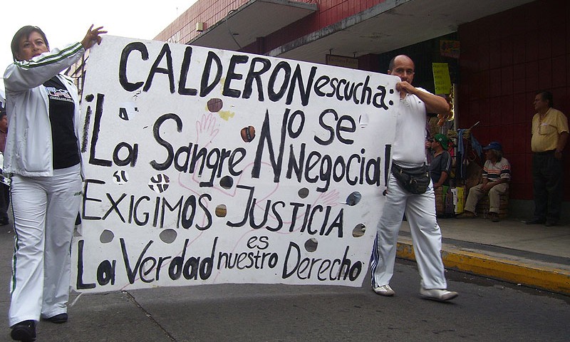 “Calderon, listen: blood is not negotiable”, protests in 2011 © zapateando.wordpress.com