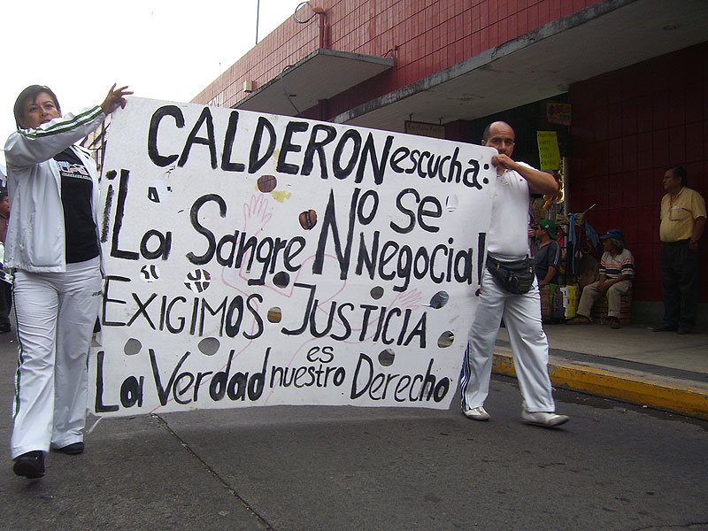 “Calderon, listen: blood is not negotiable”, protests in 2011 © zapateando.wordpress.com