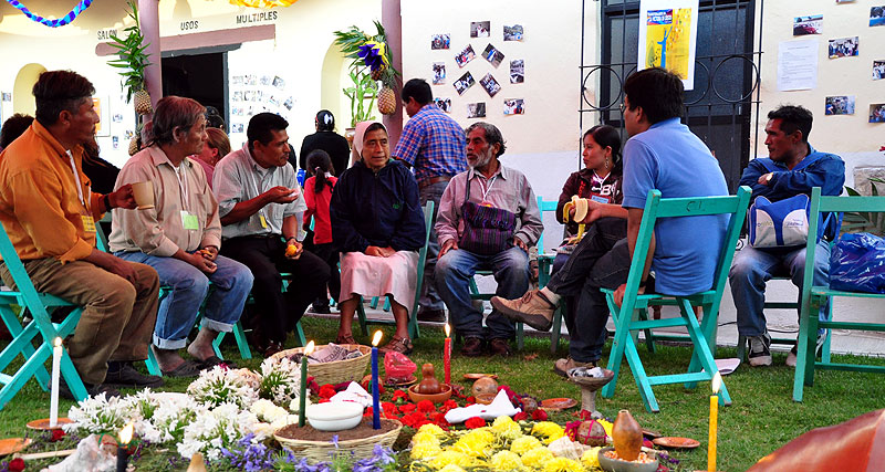 Mesa de trabajo en tseltal durante el XV Aniversario del INESIN © INESIN