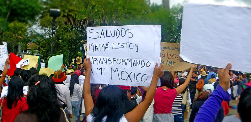 “Liebe Grüße, Mama, ich verändere gerade mein Mexiko“, Transparent bei einer Demonstration von #Yo Soy132 © SIPAZ