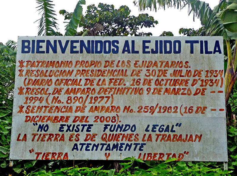 Schild am Ortseingang „Willkommen im Ejido Tila. Eigentum der Ejido-BewohnerInnen“ © SIPAZ